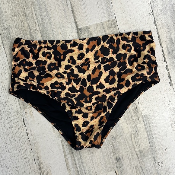 womens cheetah print swim bottoms and black top size L - Picture 2 of 7